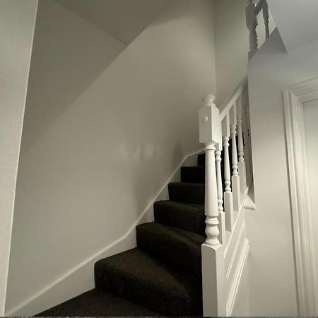 Modern Townhouse - 3 Bed 2.5 Bath 2 Private Gated Parking Villa Wellingborough Bagian luar foto