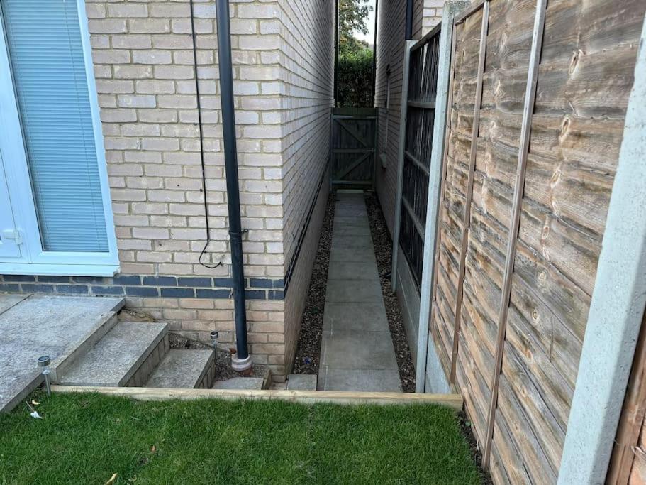 Modern Townhouse - 3 Bed 2.5 Bath 2 Private Gated Parking Villa Wellingborough Bagian luar foto