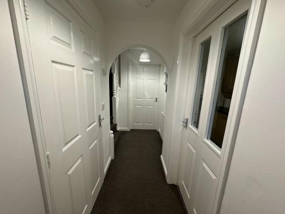 Modern Townhouse - 3 Bed 2.5 Bath 2 Private Gated Parking Villa Wellingborough Bagian luar foto