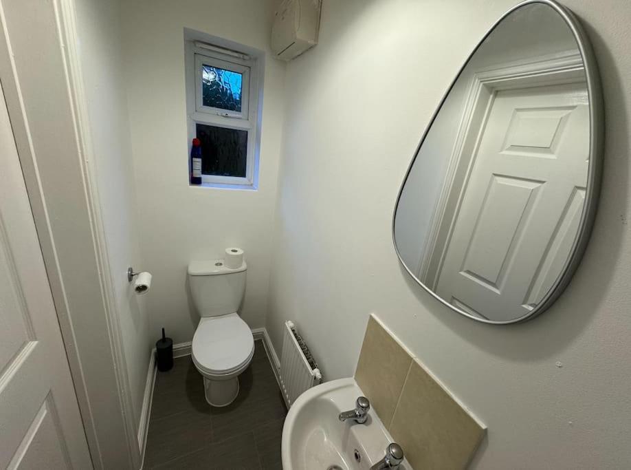 Modern Townhouse - 3 Bed 2.5 Bath 2 Private Gated Parking Villa Wellingborough Bagian luar foto