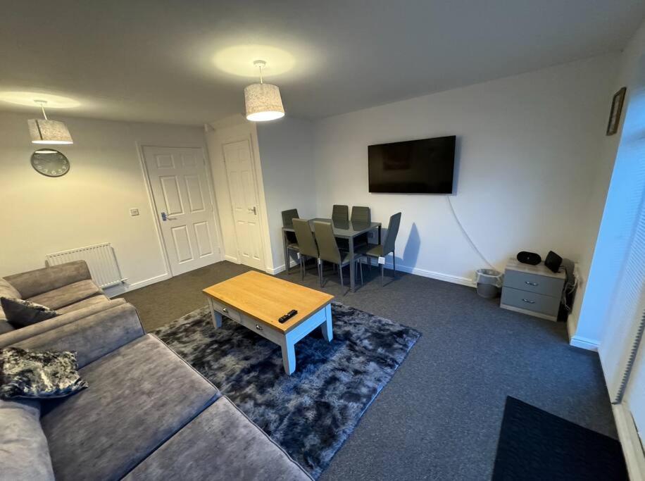 Modern Townhouse - 3 Bed 2.5 Bath 2 Private Gated Parking Villa Wellingborough Bagian luar foto