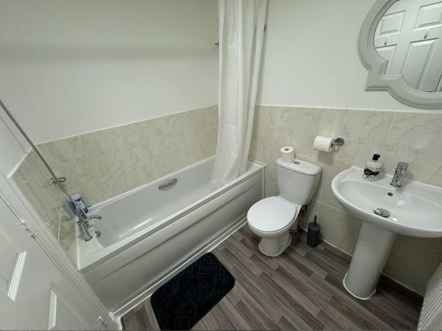 Modern Townhouse - 3 Bed 2.5 Bath 2 Private Gated Parking Villa Wellingborough Bagian luar foto