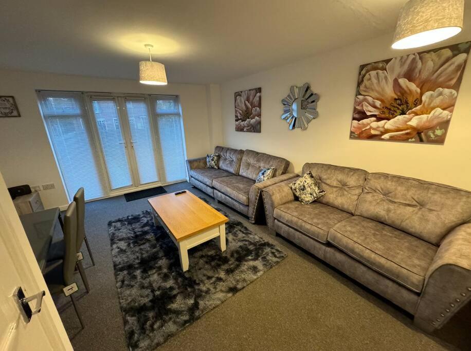 Modern Townhouse - 3 Bed 2.5 Bath 2 Private Gated Parking Villa Wellingborough Bagian luar foto