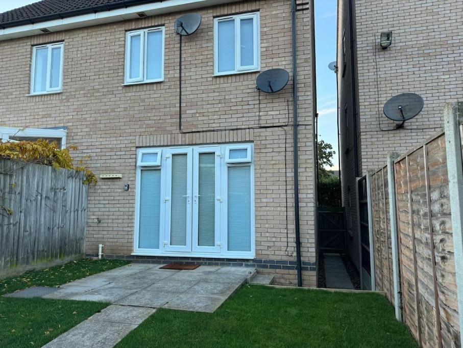 Modern Townhouse - 3 Bed 2.5 Bath 2 Private Gated Parking Villa Wellingborough Bagian luar foto