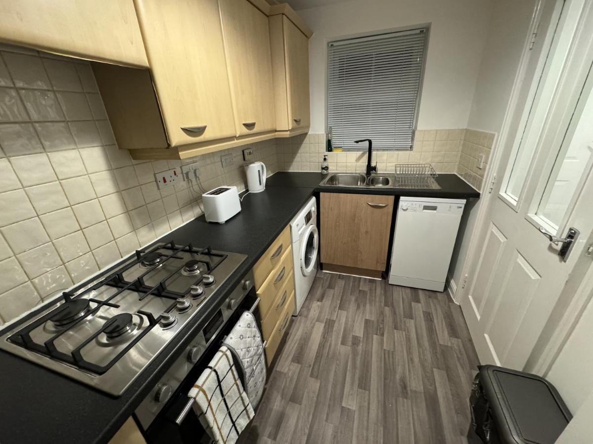 Modern Townhouse - 3 Bed 2.5 Bath 2 Private Gated Parking Villa Wellingborough Bagian luar foto