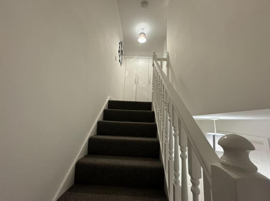 Modern Townhouse - 3 Bed 2.5 Bath 2 Private Gated Parking Villa Wellingborough Bagian luar foto